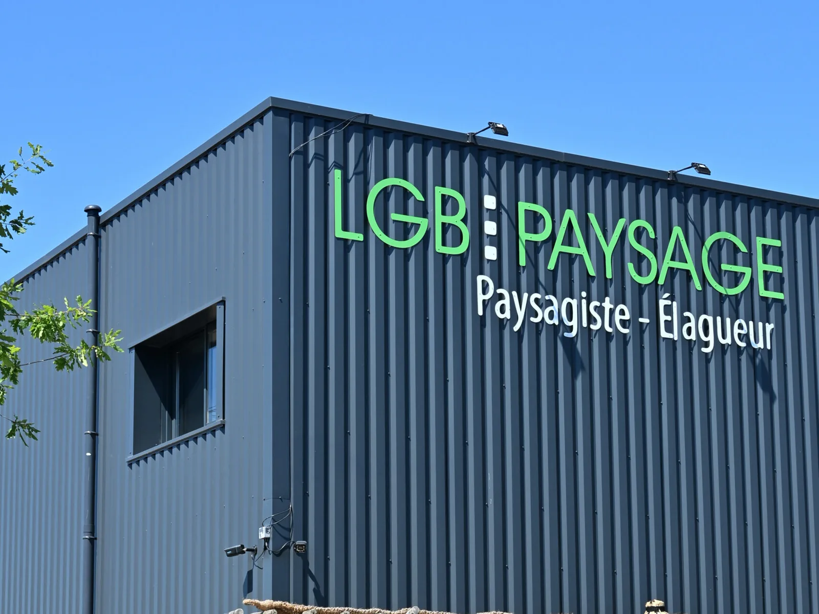 L’entrepôt de LGB Paysage à Latresne, avec l’enseigne Paysagiste – Élagueur