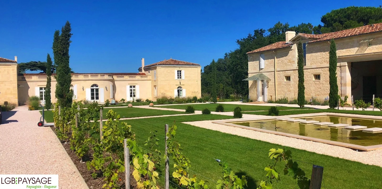 Parc du château après aménagement, allées et gazon structurés