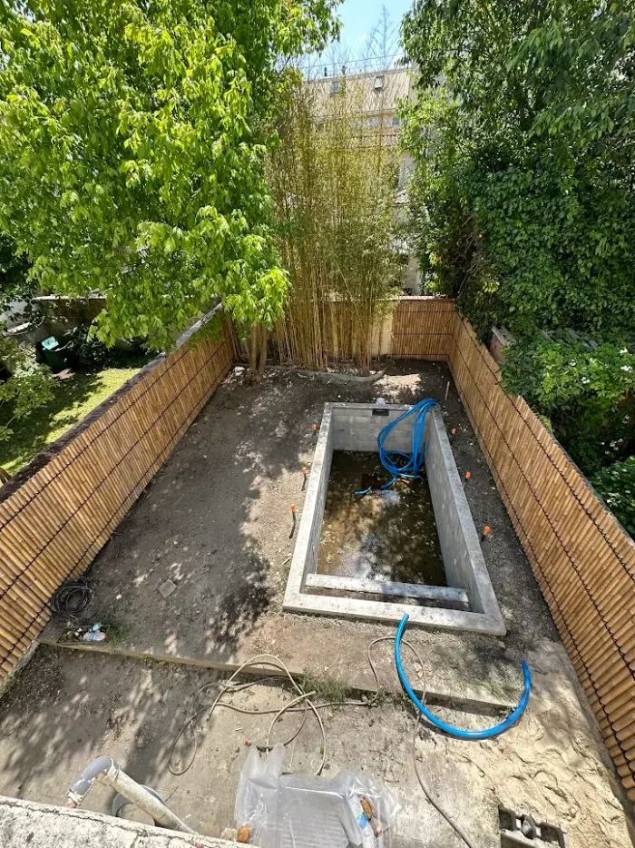 Rolled turf and planting beds in the échoppe bordelaise garden