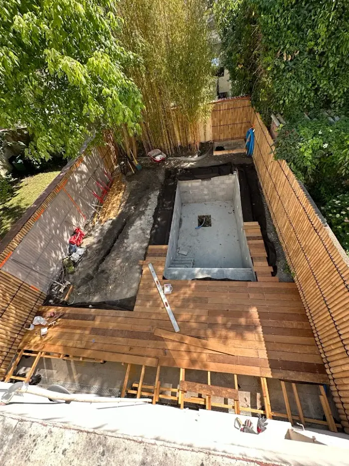 Pool integrated into the landscaped garden in the city