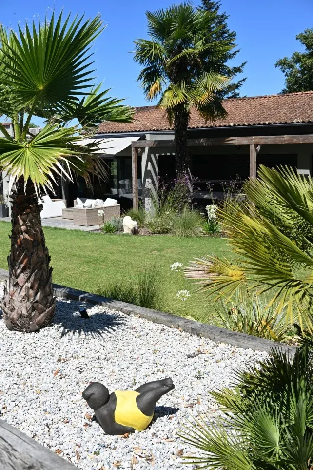 Terrasse en bois exotique autour de la piscine