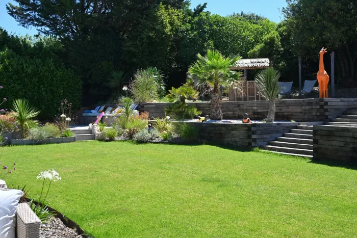 Engazonnement et plantations du jardin recomposé