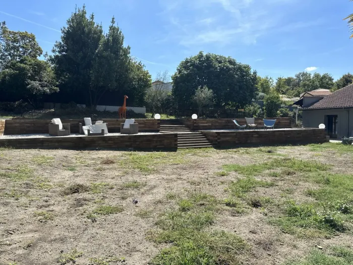 Détail des aménagements paysagers, paillage et enrochement