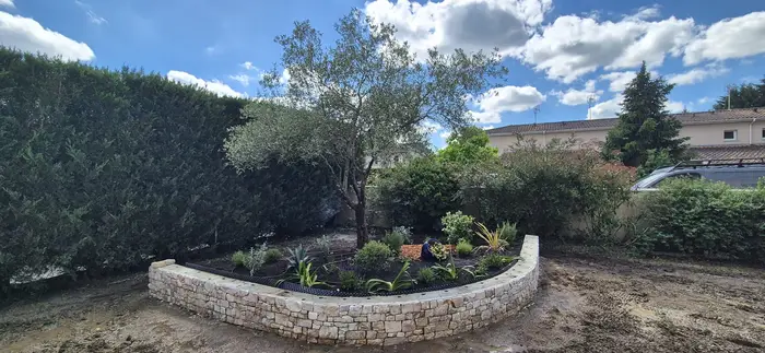 Massif et plantations par LGB Paysage près de Bordeaux (1)